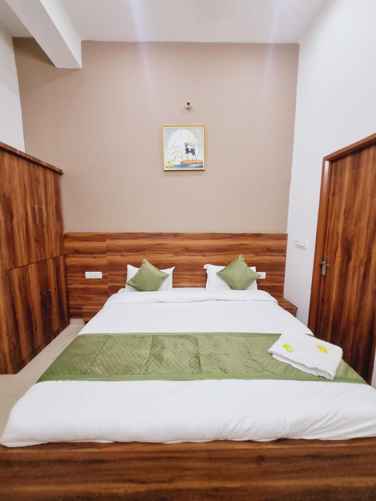 Hotel Spiritual Land - Behind Prem Mandir- By Shreemukund Vrindāvan 외부 사진